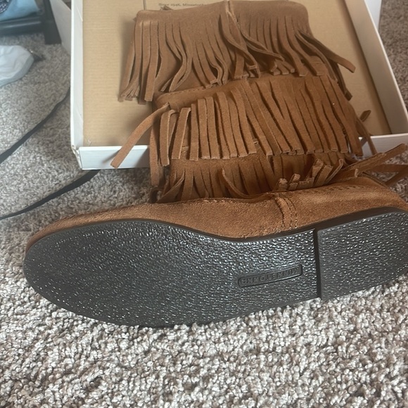Minnetonka 3 Layer Fringe Boots (new in box) - Picture 5 of 6